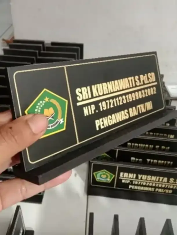 Papan Nama Meja