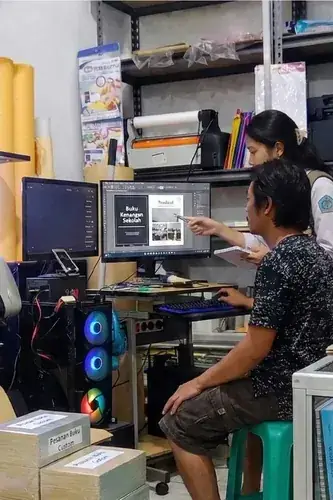 Galeri pengerjaan percetakan Yh'rez Grafika